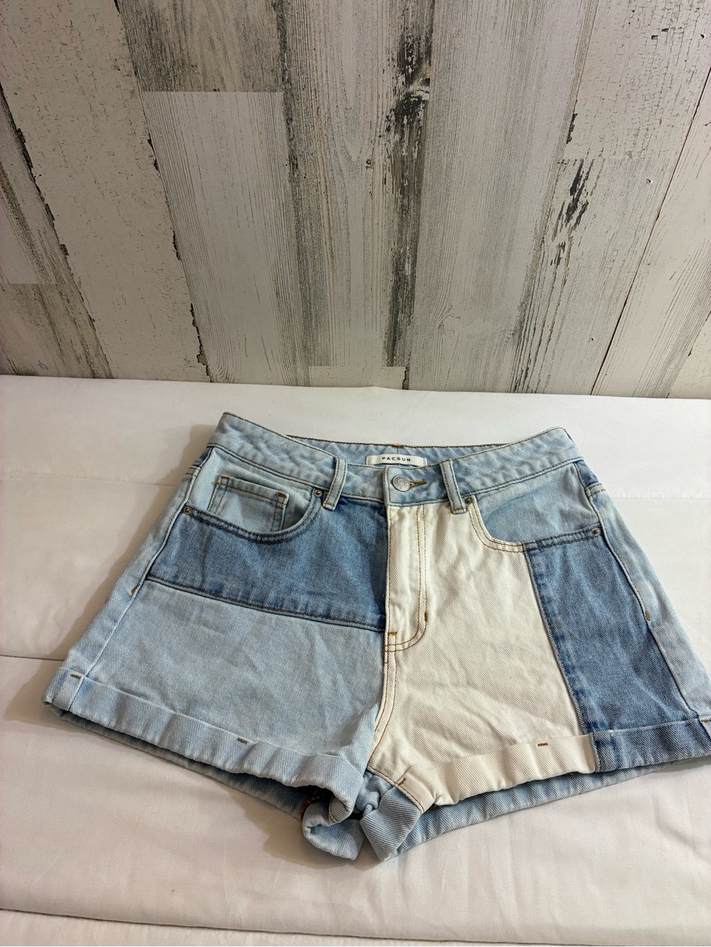 Pacsun Women’s Sz 26 waist mom short Patchwork Light Blue & Cream Denim Shorts